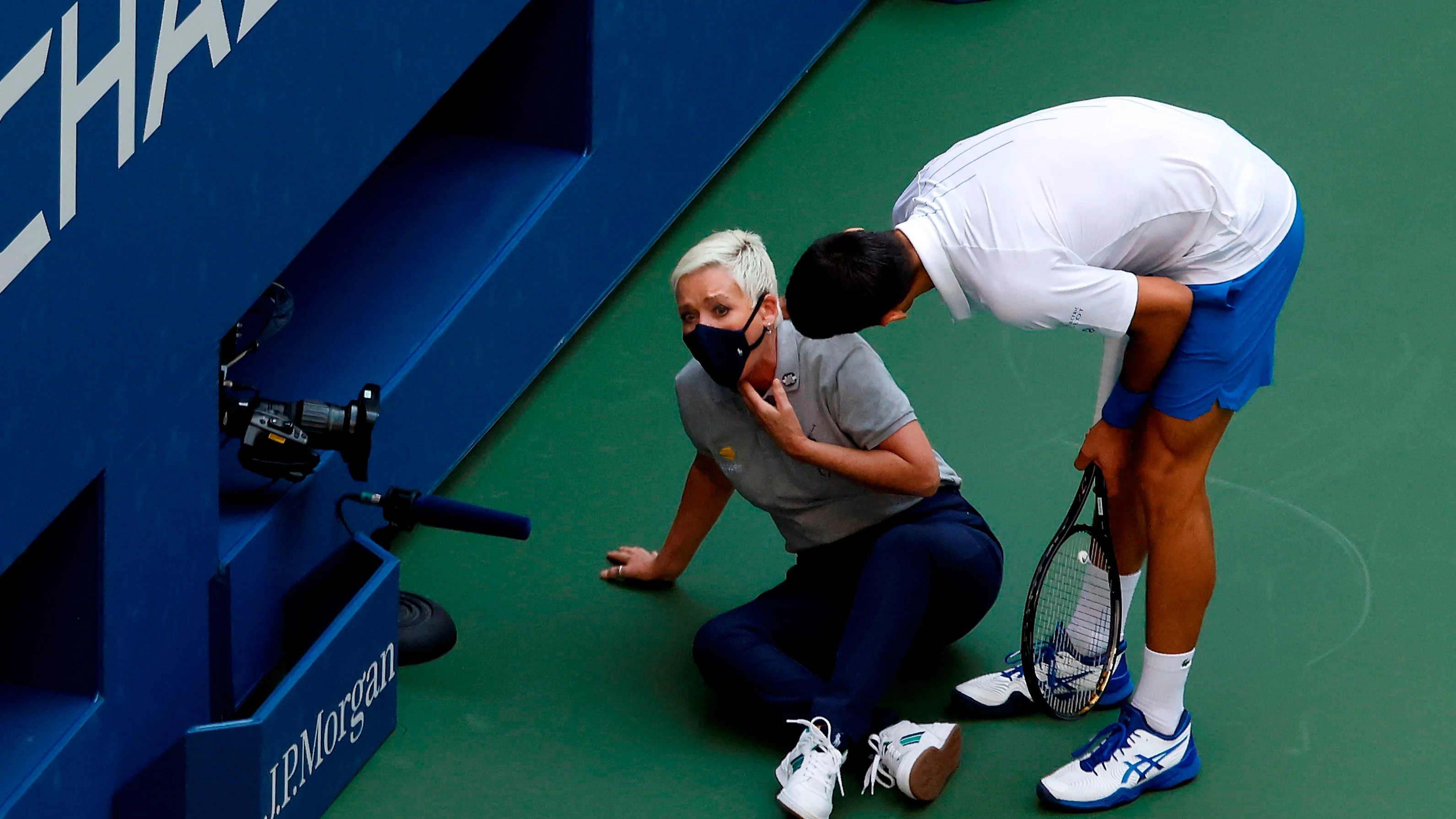 Novak Djokovic se disculpa ante la juez de línea del US Open Novak Djokovic se disculpa ante la juez de línea del US Open