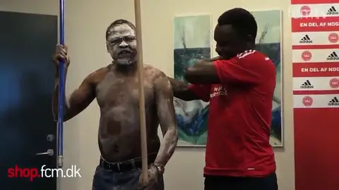 La impactante danza trivial de la familia de Pione Sisto en la presentación de su hijo con el FC Midtjylland La impactante danza trivial de la familia de Pione Sisto en la presentación de su hijo con el FC Midtjylland