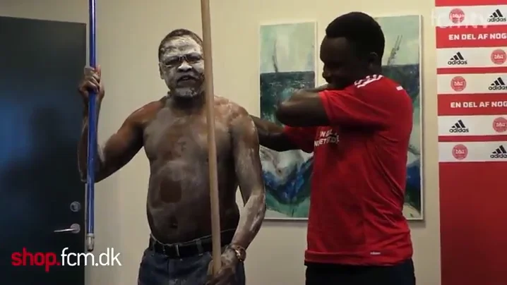La impactante danza trivial de la familia de Pione Sisto en la presentaci&oacute;n de su hijo con el FC Midtjylland