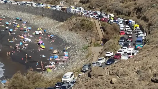 Caos en los accesos de la playa de Almáciga en Santa Cruz de Tenerife Coronavirus