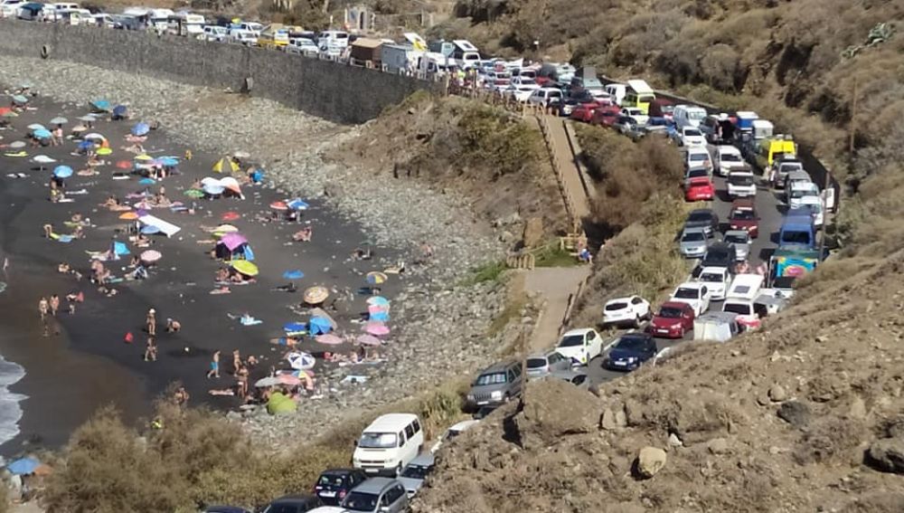 Caos en los accesos de la playa de Almáciga en Santa Cruz de Tenerife  