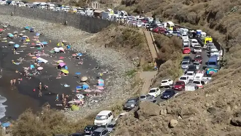 Caos en los accesos de la playa de Almáciga en Santa Cruz de Tenerife Coronavirus