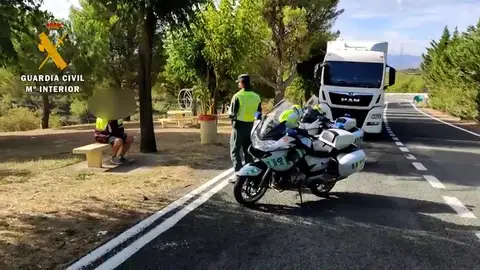 Un camionero avisa a la Guardia Civil de que conduce ebrio para ser despedido y poder jubilarse Un camionero avisa a la Guardia Civil de que conduce ebrio para ser despedido y poder jubilarse