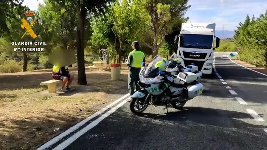 Un camionero avisa a la Guardia Civil de que conduce ebrio para ser despedido y poder jubilarse Un camionero avisa a la Guardia Civil de que conduce ebrio para ser despedido y poder jubilarse