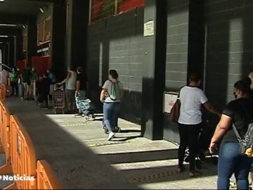 El Banco de Alimentos de Valencia reparte en Mestalla comida para más de 5.000 familias durante la crisis del coronavirus