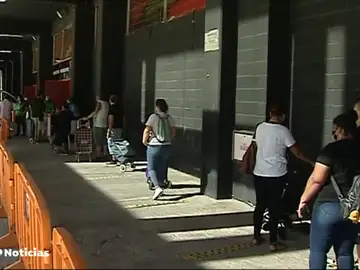El Banco de Alimentos de Valencia reparte en Mestalla comida para más de 5.000 familias durante la crisis del coronavirus El Banco de Alimentos de Valencia reparte en Mestalla comida para más de 5.000 familias durante la crisis del coronavirus