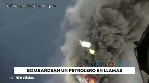 Bombardean con polvo químico seco un petrolero en la India para tratar de apagar el incendio que sufría la nave Bombardean con polvo químico seco un petrolero en la India para tratar de apagar el incendio que sufría la nave