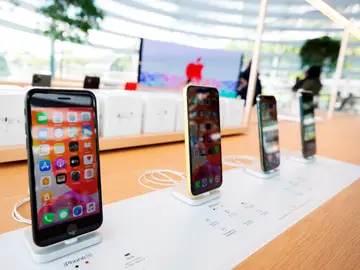 Diferentes modelos de iPhone en una tienda de Apple en Marina Bay Diferentes modelos de iPhone en una tienda de Apple en Marina Bay