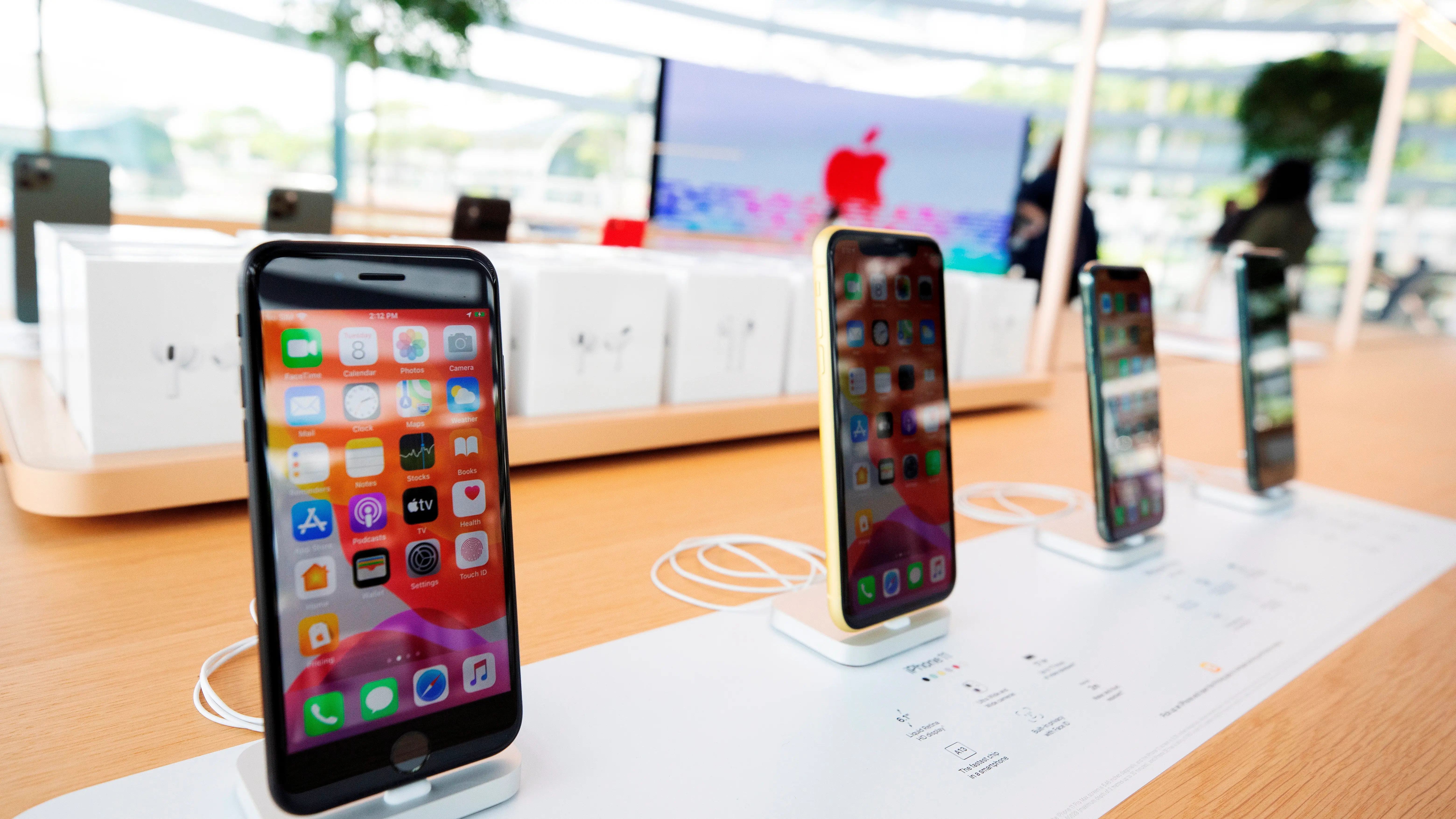Diferentes modelos de iPhone en una tienda de Apple en Marina Bay Diferentes modelos de iPhone en una tienda de Apple en Marina Bay