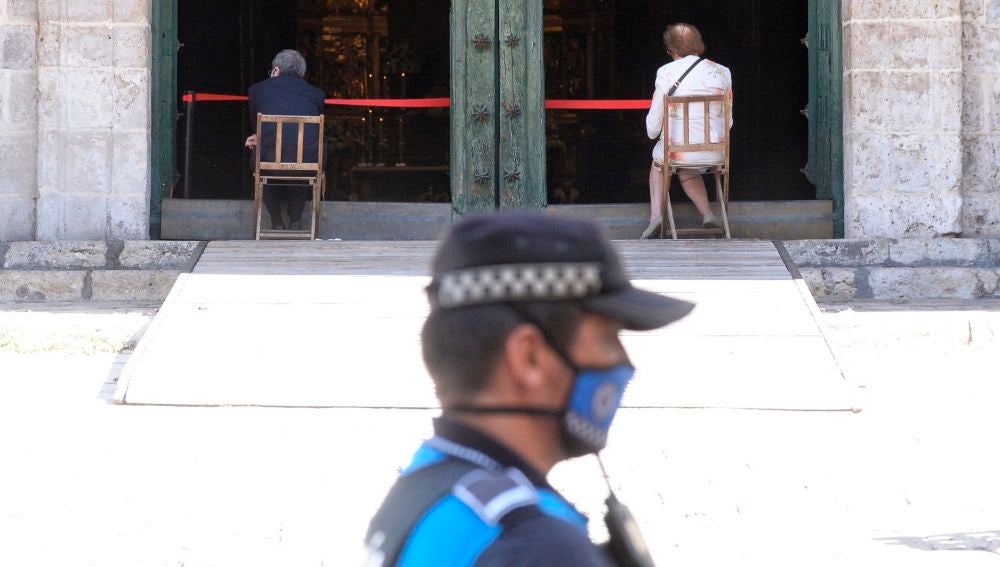 Un agente de la policía municipal custodia el acceso a la Catedral de Valladolid