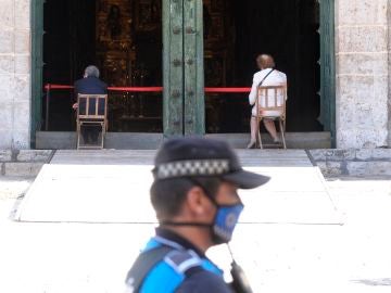 Un agente de la policía municipal custodia el acceso a la Catedral de Valladolid