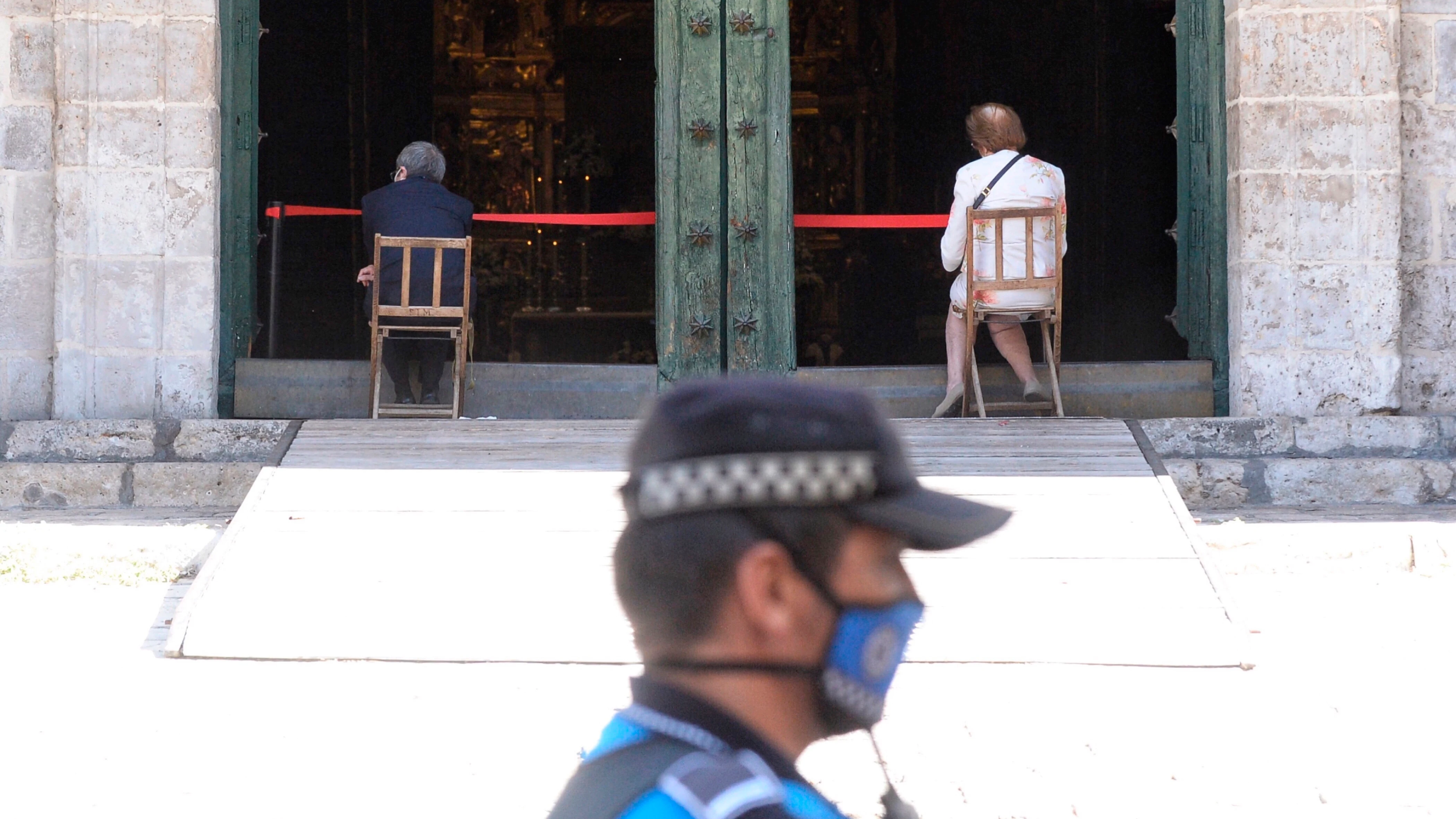Un agente de la policía municipal custodia el acceso a la Catedral de Valladolid Un agente de la policía municipal custodia el acceso a la Catedral de Valladolid