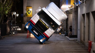 'El Hormiguero 3.0' consigue un reto casi imposible: poner un camión de 7.000 kilos a dos ruedas