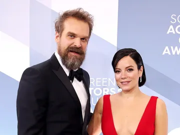 David Harbour y Lily Allen en los SAG Awards David Harbour y Lily Allen en los SAG Awards