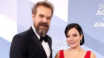 David Harbour y Lily Allen en los SAG Awards