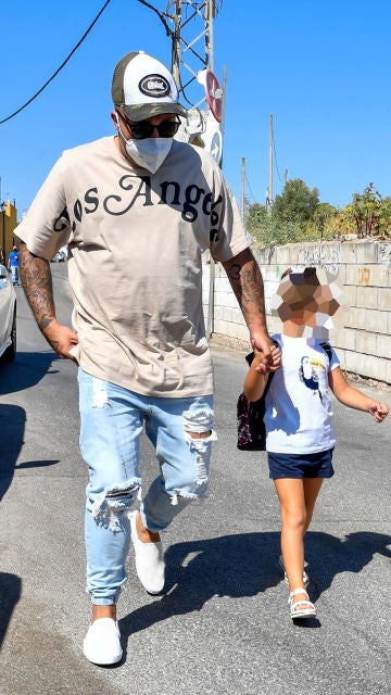 Kiko Rivera llevando a su hija Ana al cole en su primer día