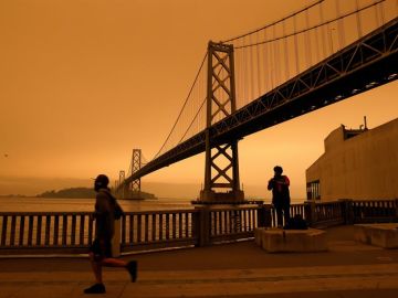 San Francisco amanece teñida de rojo por los incendios