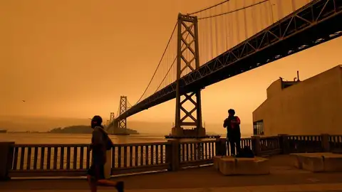 San Francisco amanece teñida de rojo por los incendios Incendios California