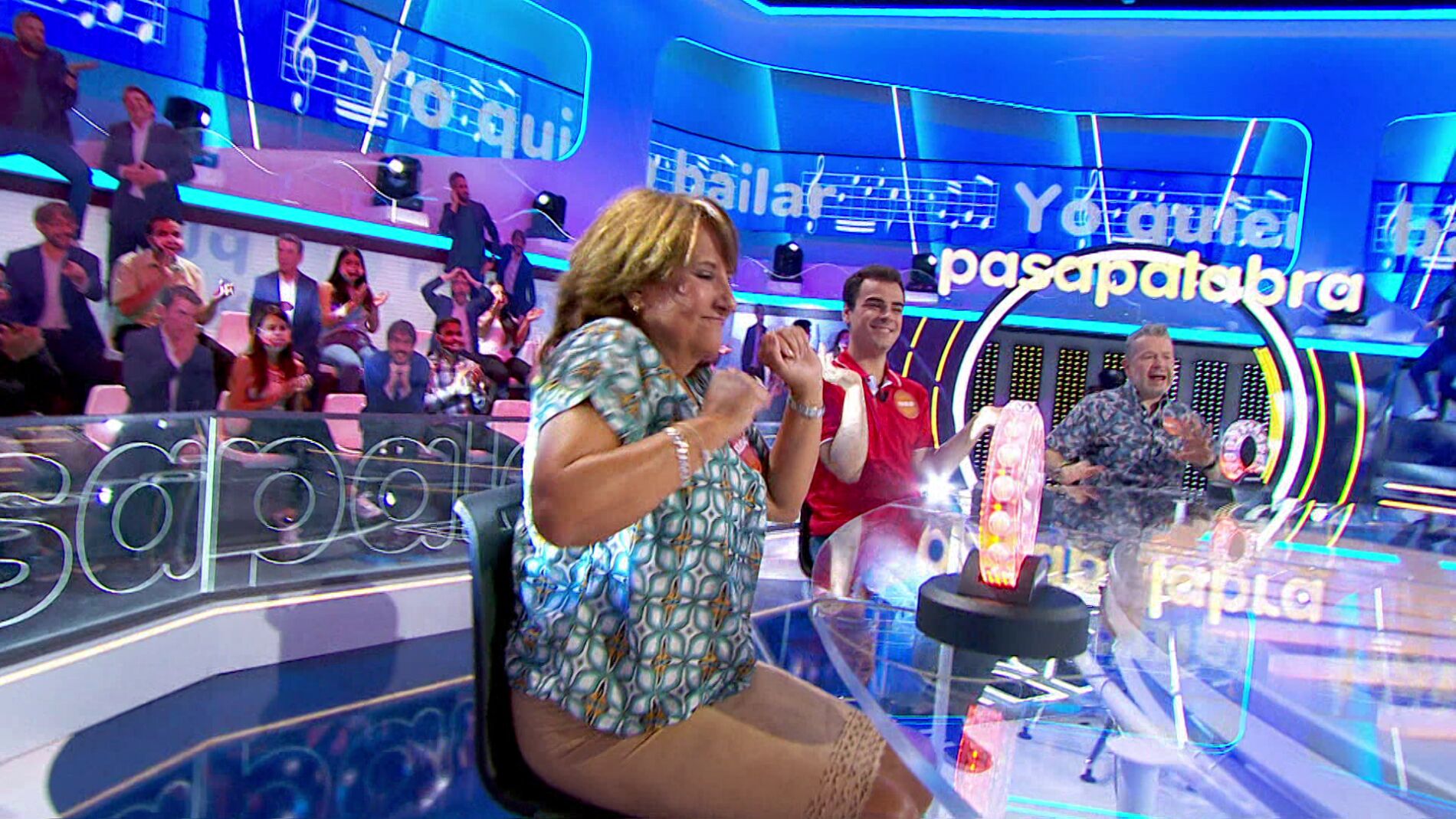 Soledad Mallol se convierte en Sonia y Selena para bailar toda la noche en ‘La Pista’