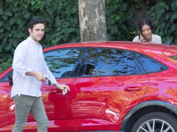 Froilán y Victoria Federica subiendo al coche tras ver la multa 