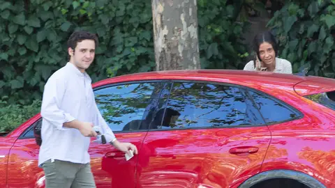 Froilán y Victoria Federica subiendo al coche tras ver la multa Froilán y Victoria Federica subiendo al coche tras ver la multa