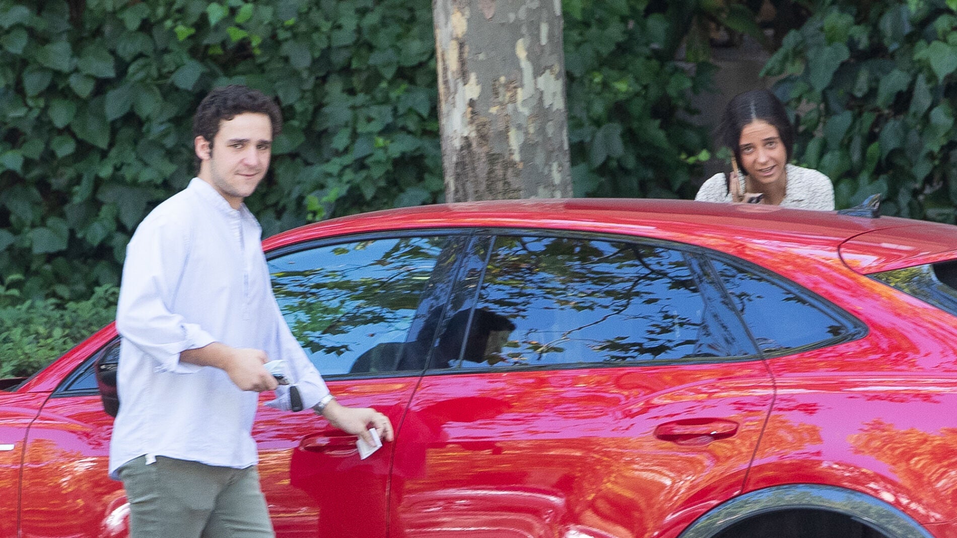 Froilán y Victoria Federica subiendo al coche tras ver la multa 