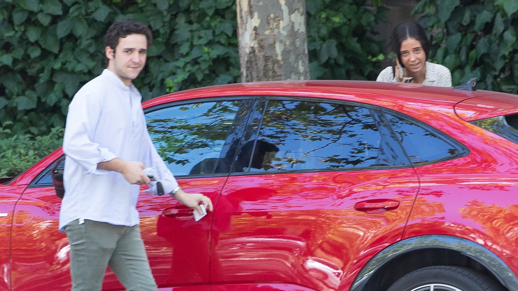 Froilán y Victoria Federica subiendo al coche tras ver la multa 