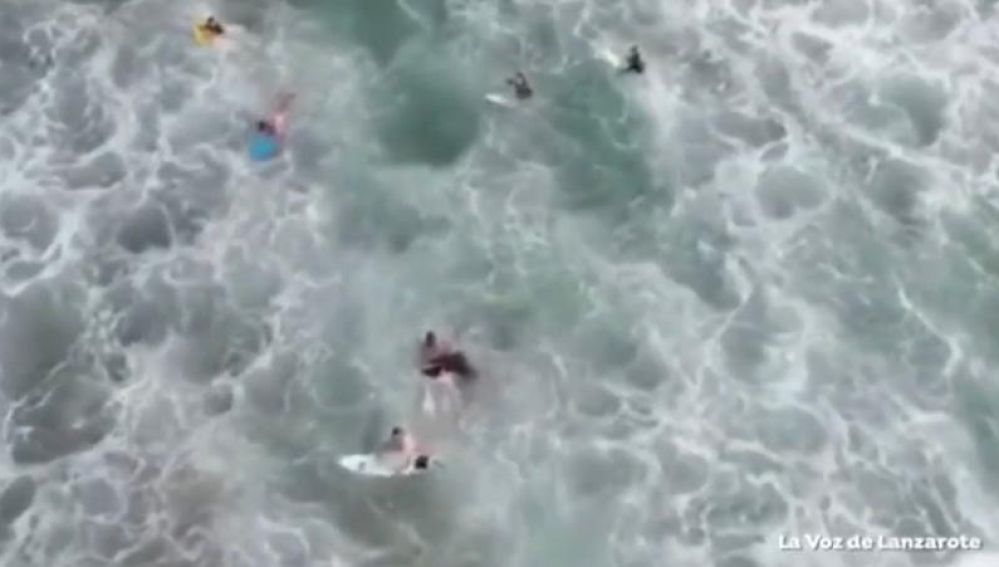 Rescatan a un bañista con un dron