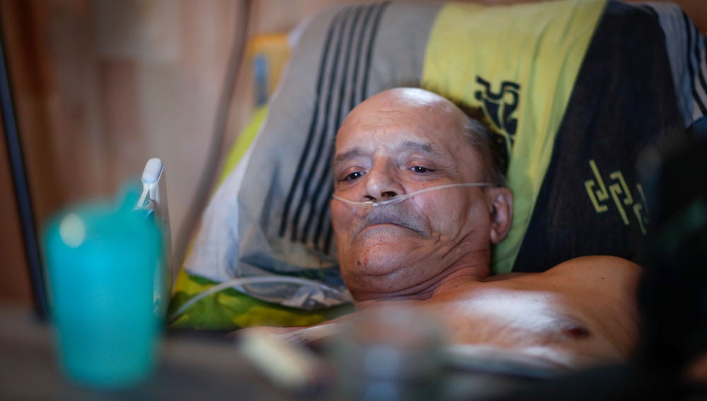 Alain Cocq, el francés que lucha por la legalización de la eutanasia, renuncia a dejarse morir y acepta ser alimentado