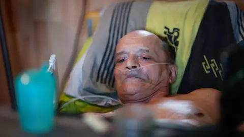 Alain Cocq, el francés que lucha por la legalización de la eutanasia, renuncia a dejarse morir y acepta ser alimentado Alain Cocq, el francés que lucha por la legalización de la eutanasia, renuncia a dejarse morir y acepta ser alimentado