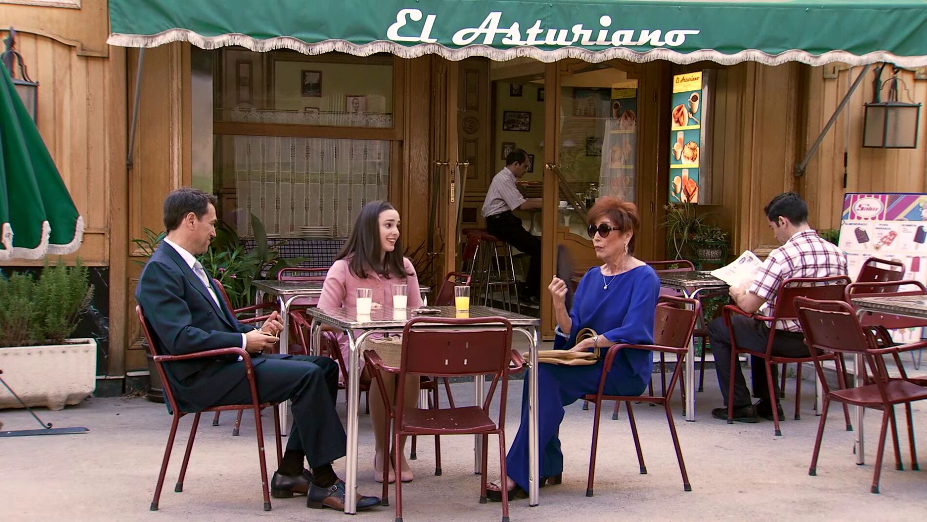 La familia sopesa en la terraza del Asturiano las impresiones del barrio