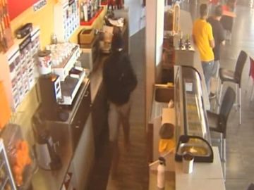 Tres personas armadas con cuchillos atracan una gasolinera en Granada tras haberlo intentado el pasado viernes