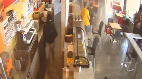 Tres personas armadas con cuchillos atracan una gasolinera en Granada tras haberlo intentado el pasado viernes Tres personas armadas con cuchillos atracan una gasolinera en Granada tras haberlo intentado el pasado viernes