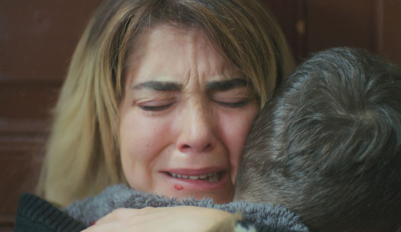 Ceyda recupera la sonrisa gracias a Hikmet: el entrañable reencuentro con su hijo Ceyda recupera la sonrisa gracias a Hikmet: el entrañable reencuentro con su hijo