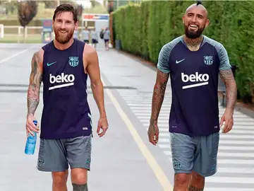 Leo Messi y Luis Suárez despiden a Arturo Vidal tras su fichaje por el Inter de Milán: "Nos volveremos a cruzar" Leo Messi y Luis Suárez despiden a Arturo Vidal tras su fichaje por el Inter de Milán: "Nos volveremos a cruzar"
