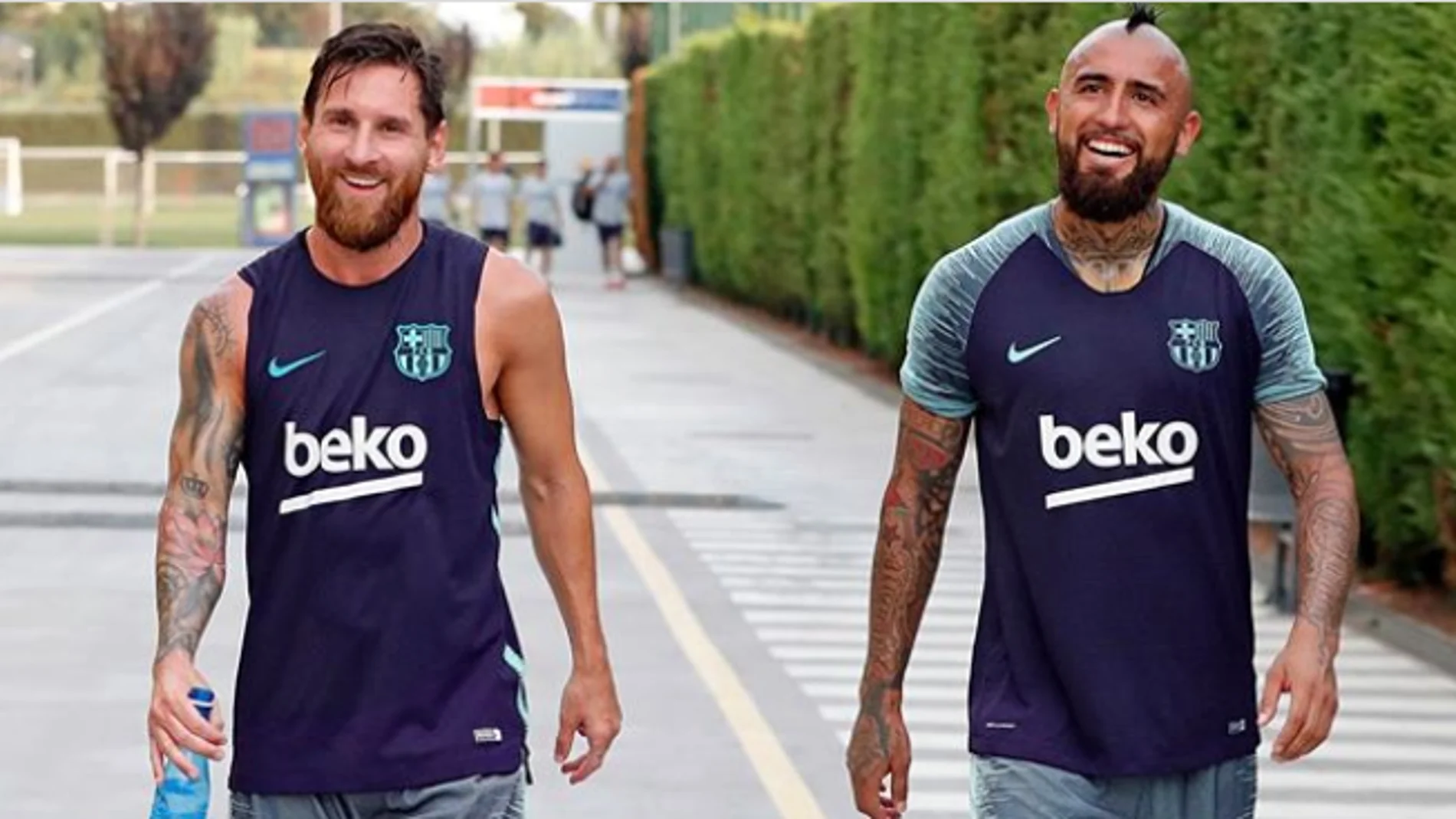 Leo Messi y Luis Suárez despiden a Arturo Vidal tras su fichaje por el Inter de Milán: "Nos volveremos a cruzar" Leo Messi y Luis Suárez despiden a Arturo Vidal tras su fichaje por el Inter de Milán: "Nos volveremos a cruzar"