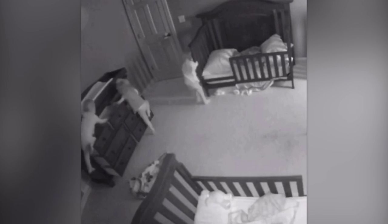 Una cámara de seguridad graba el momento en que tres bebes están apunto de morir aplastados por una comoda