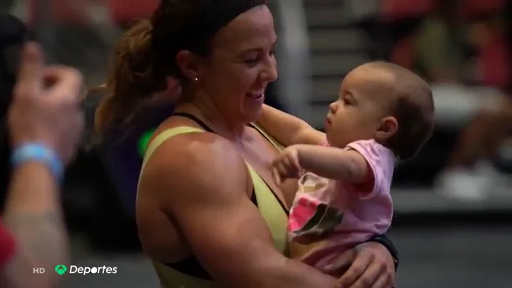 Kara Saunders, la crossfitera que ha demostrado que ser madre y deportistas de alto nivel es compatible