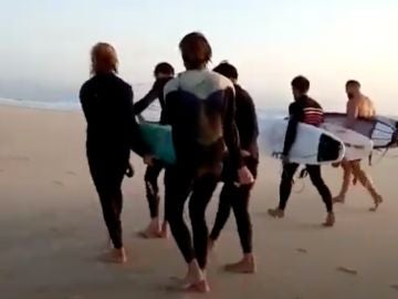 Surfistas rescatan a una mujer en una playa de Tarifa