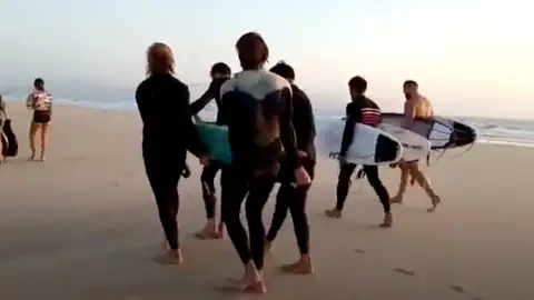 Surfistas rescatan a una mujer en una playa de Tarifa Surfistas rescatan a una mujer en una playa de Tarifa