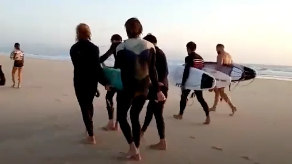Surfistas rescatan a una mujer en una playa de Tarifa Surfistas rescatan a una mujer en una playa de Tarifa