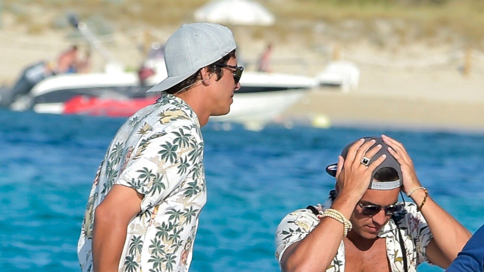 La foto de Mario Casas y Óscar Casas sin camiseta que ha elegido el actor para mandarle este mensaje a su hermano 