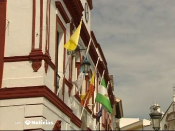 Lebrija, el pueblo que iza banderas de colores diferentes en función de sus casos de coronavirus: desde la verde a la roja