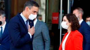 La presidenta de la Comunidad de Madrid, Isabel D&iacute;az Ayuso, despide al presidente del Gobierno, Pedro S&aacute;nchez
