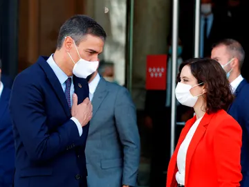 La presidenta de la Comunidad de Madrid, Isabel Díaz Ayuso, despide al presidente del Gobierno, Pedro Sánchez La presidenta de la Comunidad de Madrid, Isabel Díaz Ayuso, despide al presidente del Gobierno, Pedro Sánchez