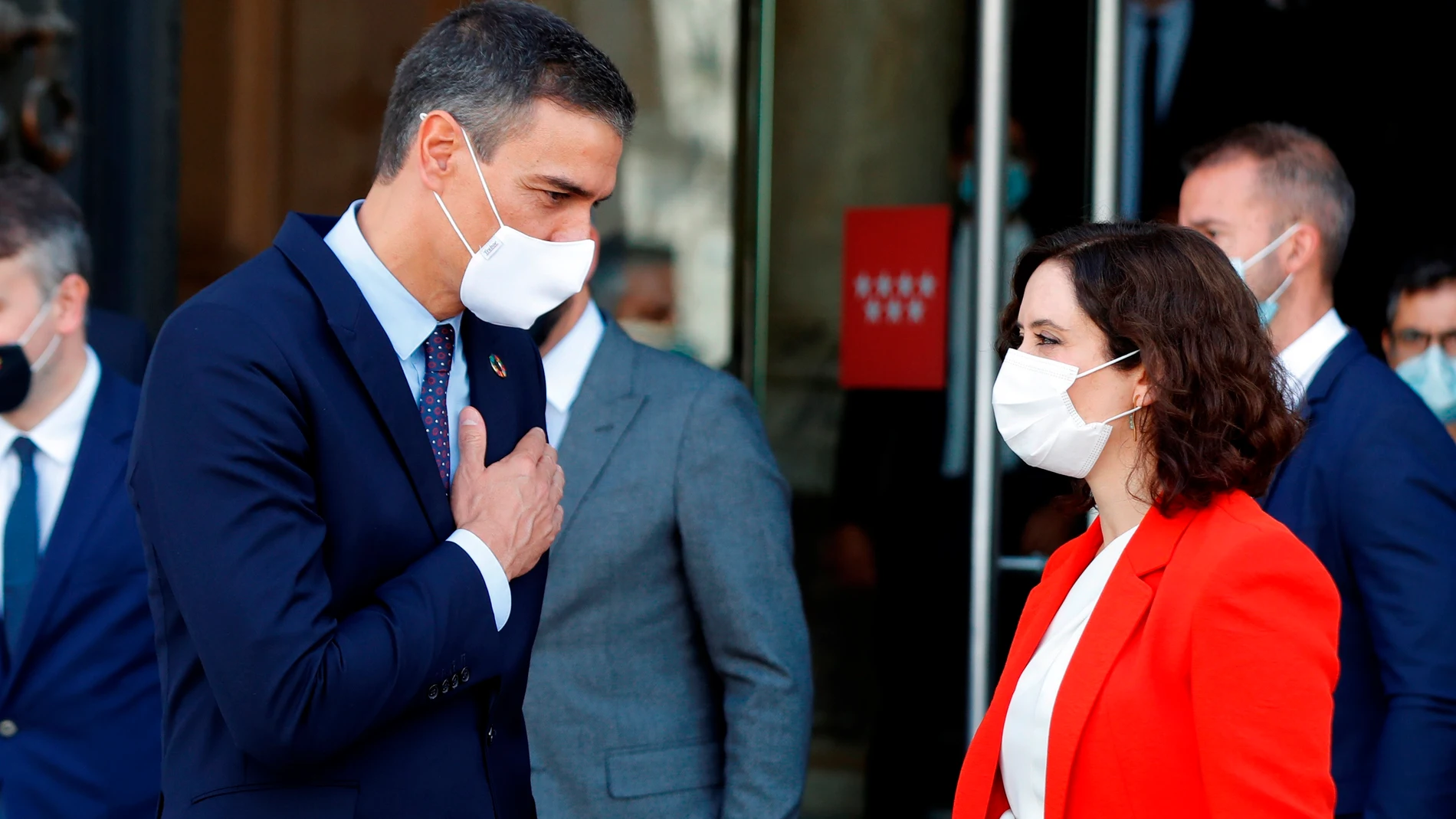 La presidenta de la Comunidad de Madrid, Isabel Díaz Ayuso, despide al presidente del Gobierno, Pedro Sánchez La presidenta de la Comunidad de Madrid, Isabel Díaz Ayuso, despide al presidente del Gobierno, Pedro Sánchez