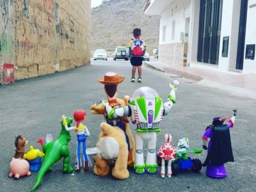 La foto viral de Enzo en su primer día de colegio con sus juguetes de Toy Story: "Hasta el infinito y más allá"