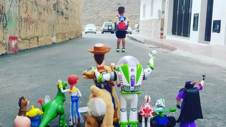 La foto viral de Enzo en su primer d&iacute;a de colegio con sus juguetes de Toy Story: "Hasta el infinito y m&aacute;s all&aacute;"
