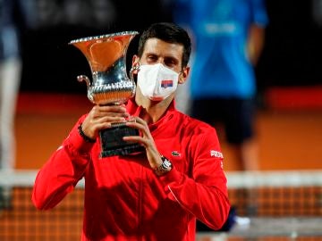 Novak Djokovic alza el trofeo de Roma