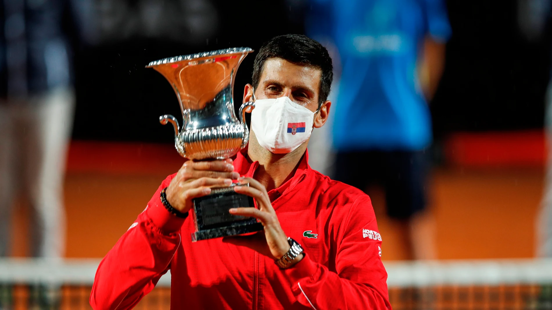 Novak Djokovic alza el trofeo de Roma Novak Djokovic alza el trofeo de Roma